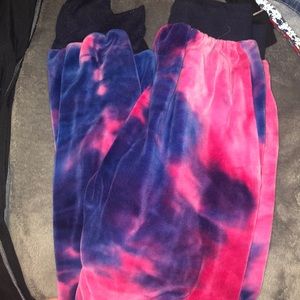 Super cute tie dye joggers 💕